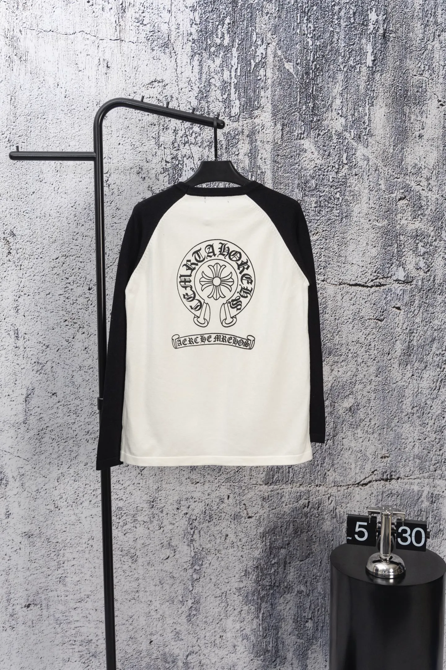 P190 Chrome Hearte/Chrome Heart 25SS CH fall raglan color-blocked round neck T-shirt long sleeves, classic horseshoe Sanskrit print, inner wear, pure cotton fabric is close to the body and very comfortable, simple but not simple, be careful. I love the style, it is still simple and loose, oversize style, comfortable fabrics and loose and friendly tailoring. The long-sleeved T-shirt is so easy to wear, especially in a season like the beginning of spring. If you don’t know what to wear, then it is the best choice. The version that you can wear with your eyes closed. Color: Gray White Size: SML